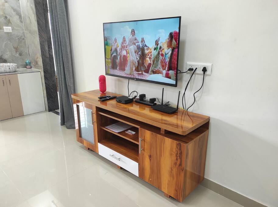 Apartment 2bhk Ac Service 103 *